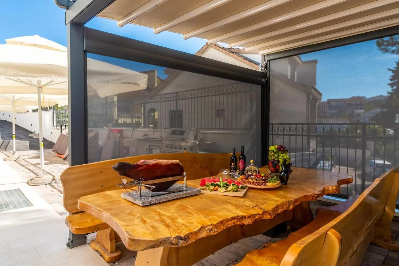 Apartment Villa Valentina With Pool Trogir